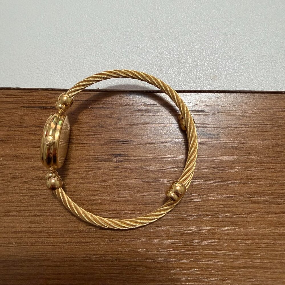 100% Authentic Vintage Mother of Pearl Gucci Watch - Picture 2 of 5